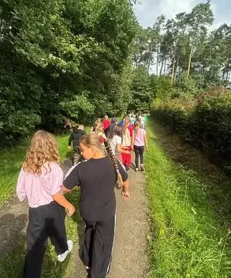 Uczniowie z Prusic i Skokowej odkrywali leśne tajemnice w Nadleśnictwie Jary