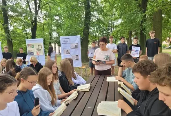 Narodowe Czytanie w SP3: „Dziady” w plenerowej klasie