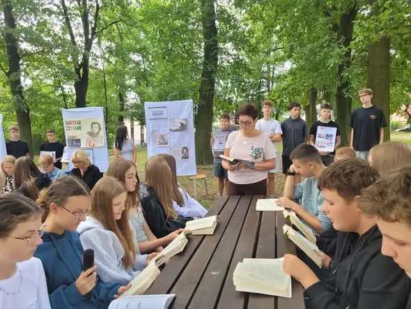 Narodowe Czytanie w SP3: „Dziady” w plenerowej klasie