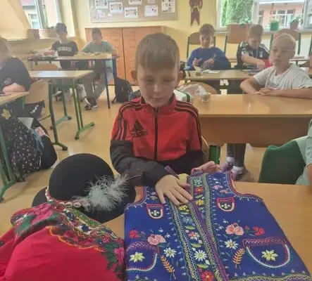 Lekcja historii pełna rodzinnych pamiątek w szkole w Prusicach