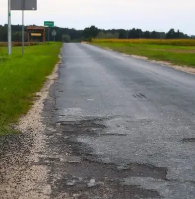 Rusza przebudowa drogi powiatowej w Garbcach – umowa podpisana, plac budowy przekazany