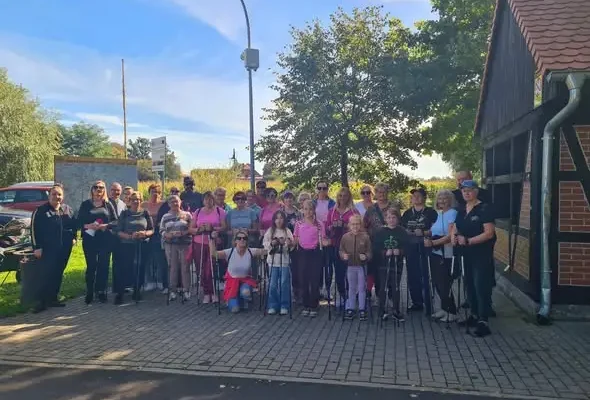Międzypokoleniowy marsz nordic walking w Prusicach – 3 km, uśmiechy i wspólny grill
