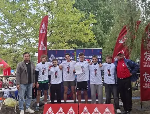 Wrocław: Sukces uczniów LO nr II w sztafetowych biegach przełajowych