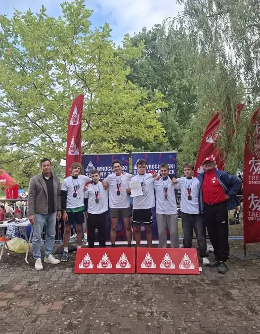 Wrocław: Sukces uczniów LO nr II w sztafetowych biegach przełajowych