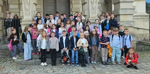 Uczniowie klas 2b i 2c w teatrze lalek na spektaklu „Calineczka”
