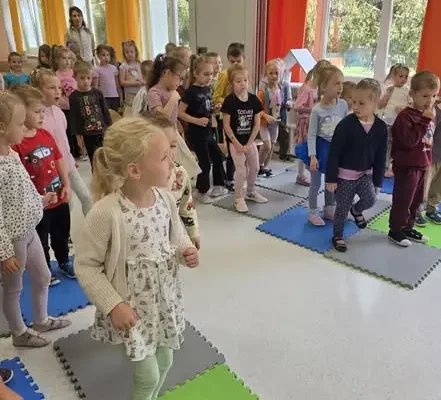 Muzyczna podróż w jesiennym nastroju – altówka oczarowała przedszkolaki