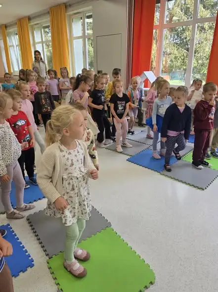 Muzyczna podróż w jesiennym nastroju – altówka oczarowała przedszkolaki