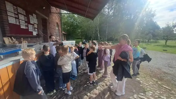 Uczniowie klas 3a i 3b z Prusic odkrywali tajniki młynarstwa w Skokowej