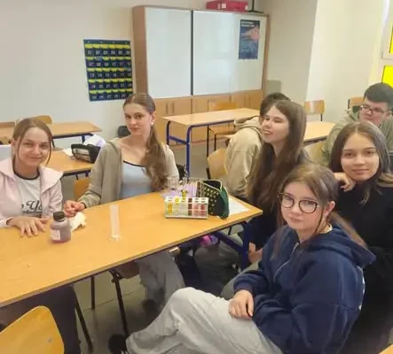 Uczniowie „Dwójki” w Trzebnicy odkrywali pH domowych produktów
