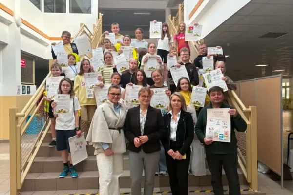 Uczniowie z gminy Prusice nagrodzeni w powiatowym konkursie plastycznym „Nowy początek w rodzinie”