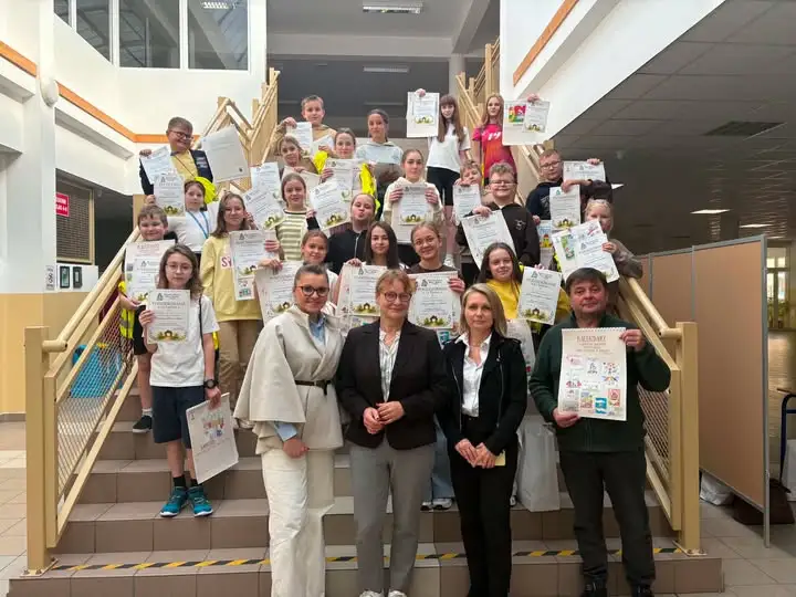 Uczniowie z gminy Prusice nagrodzeni w powiatowym konkursie plastycznym „Nowy początek w rodzinie”