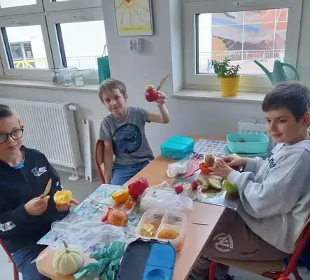 Klasa 2d z Trzebnicy tworzyła warzywne portrety na wzór Arcimboldo