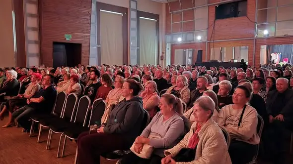Teatr Jedyny Taki rozbawił publiczność w Żmigrodzie spektaklem „Upiór w sanatorium”