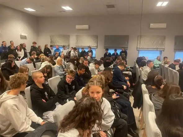 Trzebnica: uczniowie technikum na otwarciu Ogólnopolskiego Tygodnia Kariery