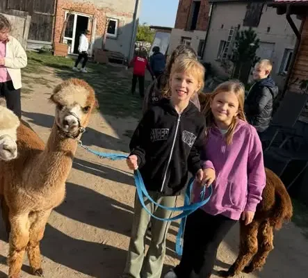 Uczniowie klas 2b i 3a odkrywali świat zwierząt w Alpa-Kam w Rąbiniu