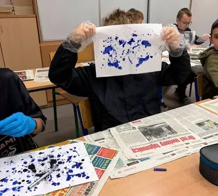 Kleksografia w SP 2 Trzebnica – kreatywna lekcja języka polskiego