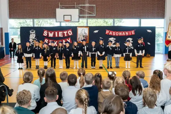 Święto Szkoły w Kuźniczysku: pasowanie pierwszoklasistów i gratulacje z Trzebnicy