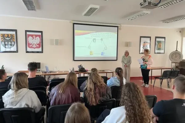 Trzebnica: Ogólnopolski Tydzień Kariery 2026 – młodzież inspirowana hasłem „Człowiek – serce każdej profesji”