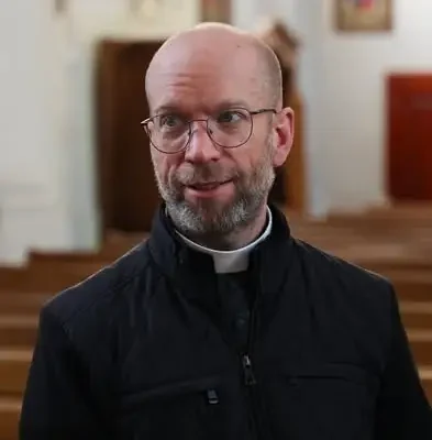 Uraz: pierwszy etap wymiany witraży w kościele św. Michała Archanioła zakończony