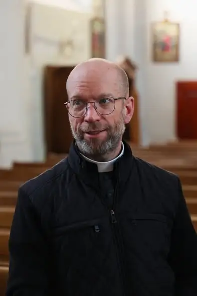 Uraz: pierwszy etap wymiany witraży w kościele św. Michała Archanioła zakończony