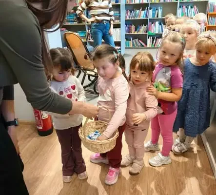 Przedszkolaki z grupy Jeżyki odkrywały tajniki biblioteki w Multitece