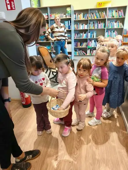 Przedszkolaki z grupy Jeżyki odkrywały tajniki biblioteki w Multitece