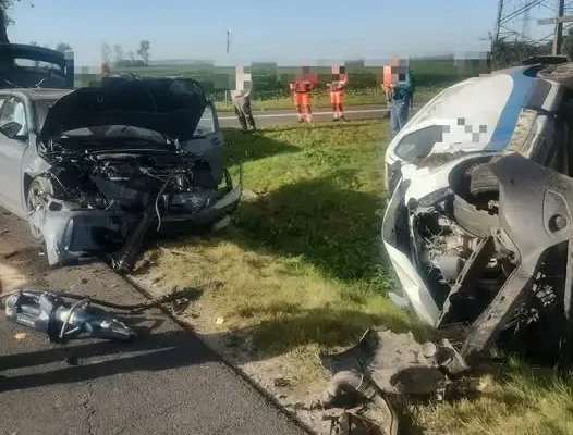 Czołowe zderzenie na DW 364. Dwie osoby poszkodowane