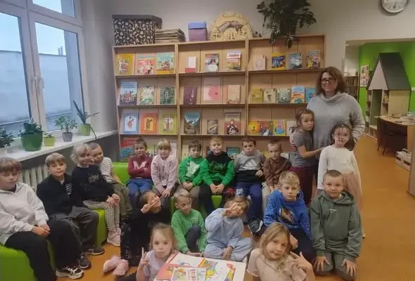 Pierwszoklasiści złożyli ślubowanie i zostali pełnoprawnymi czytelnikami biblioteki szkolnej