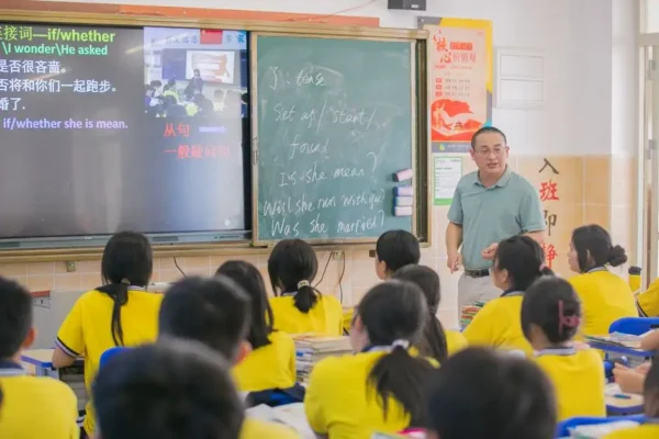 Uczniowie klasy 8c ze Szkoły Podstawowej nr 2 w Trzebnicy ćwiczą angielski w projekcie „English in a Minute”